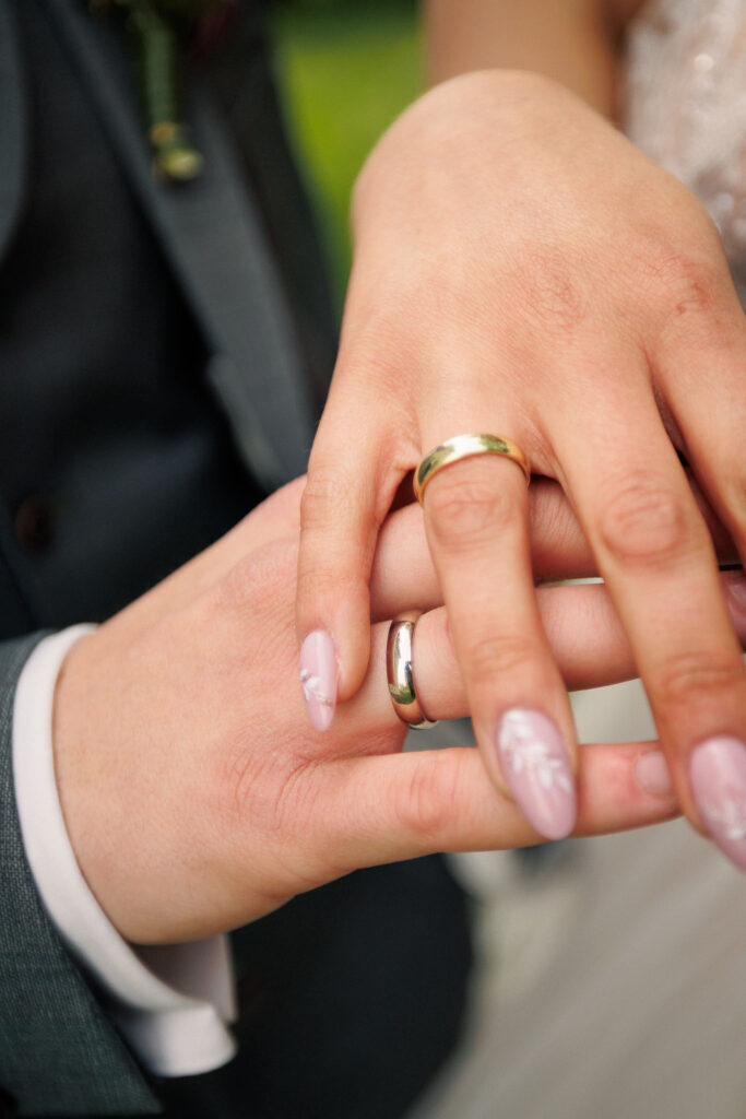 Selbst geschmiedete Eheringe der Ringtausch im Standesamt Untermaxfeld mit Ringen von der Schmuckschmiede Bayern.