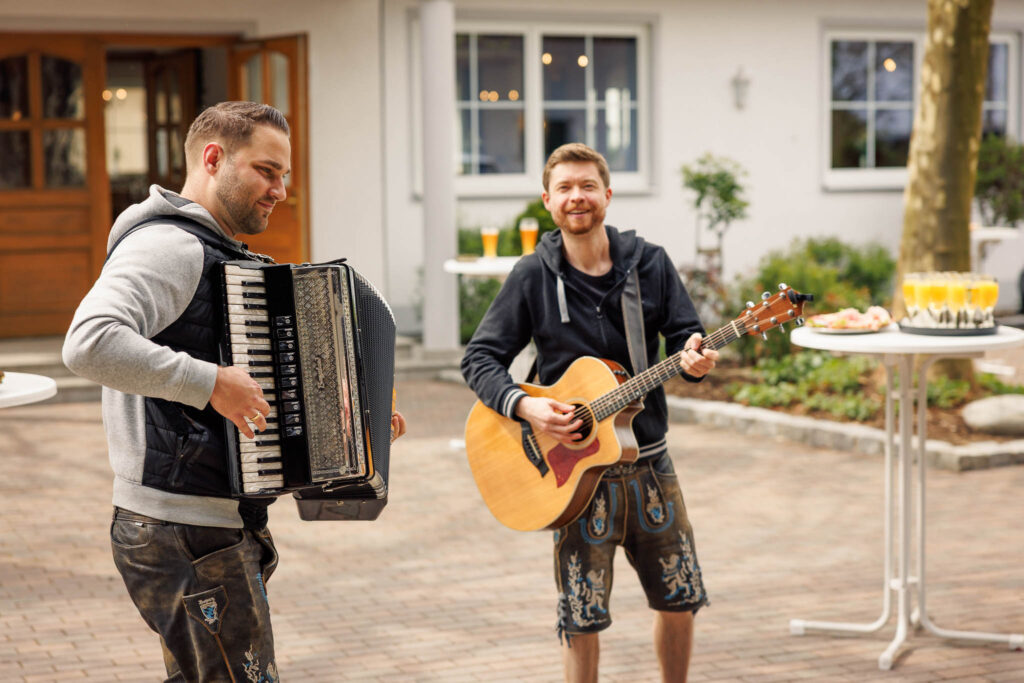 Begleitmusik beim Sektempfang im Gasthaus Daferner Schönesberg mit der Band Bavarian Connection.