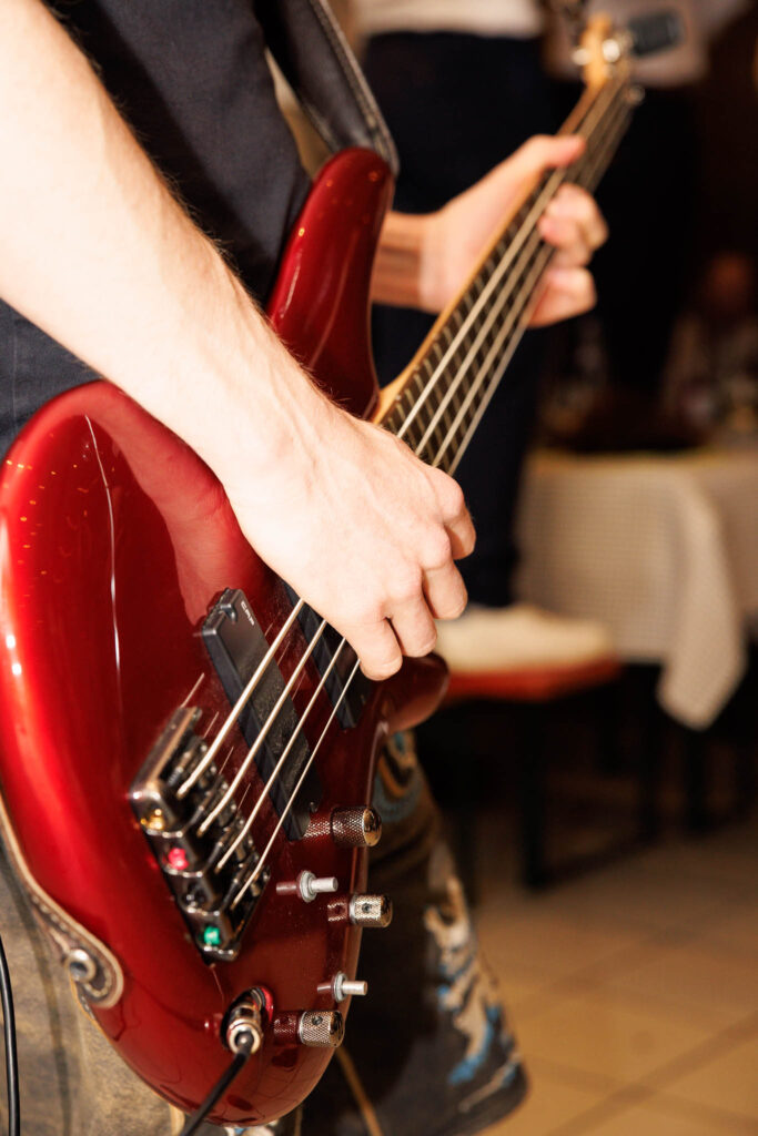 Ob Gitarre, Akkorden oder Bass die Partyband Band heizt euch richtig ein.