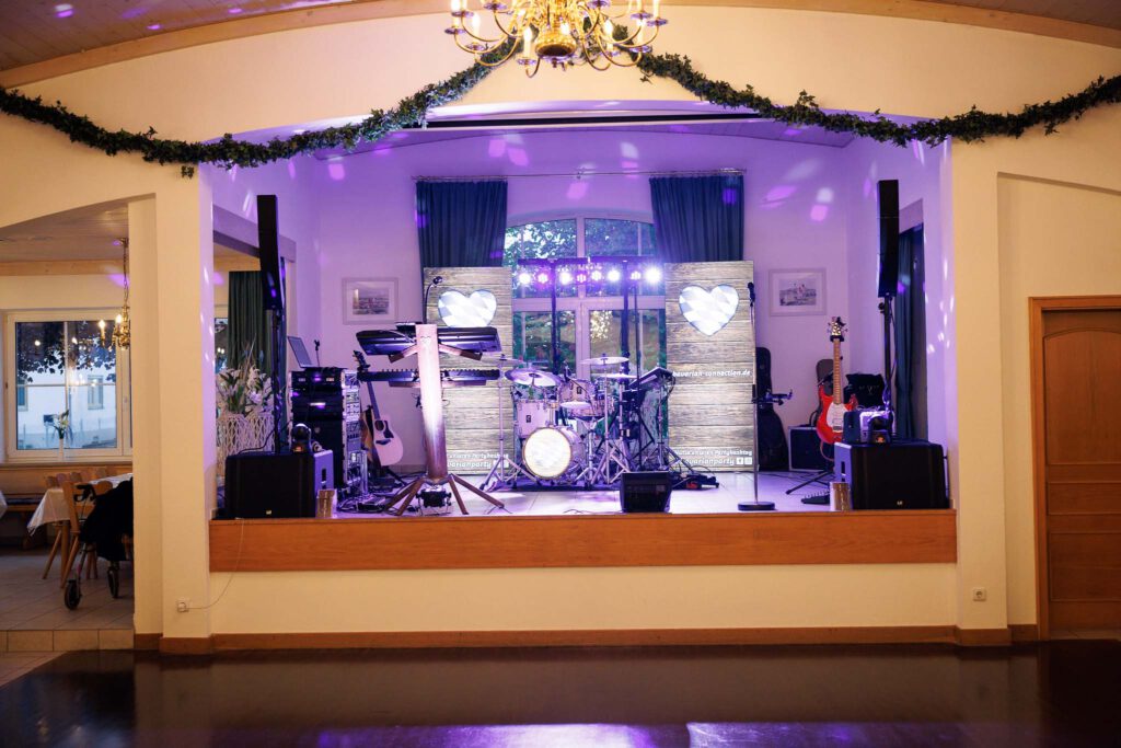 Große Bühne für DJ oder Band in der Hochzeitslocation in Schönesberg