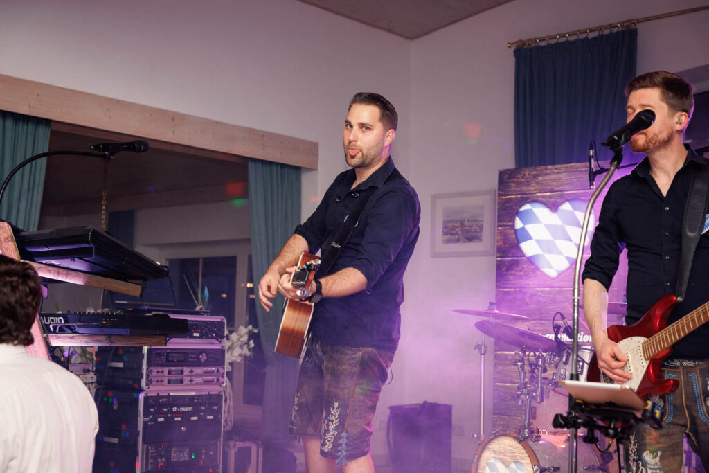 Partystimmung im Daferner Schönesberg mit der Partyband aus Regensburg Bavarian Connection.