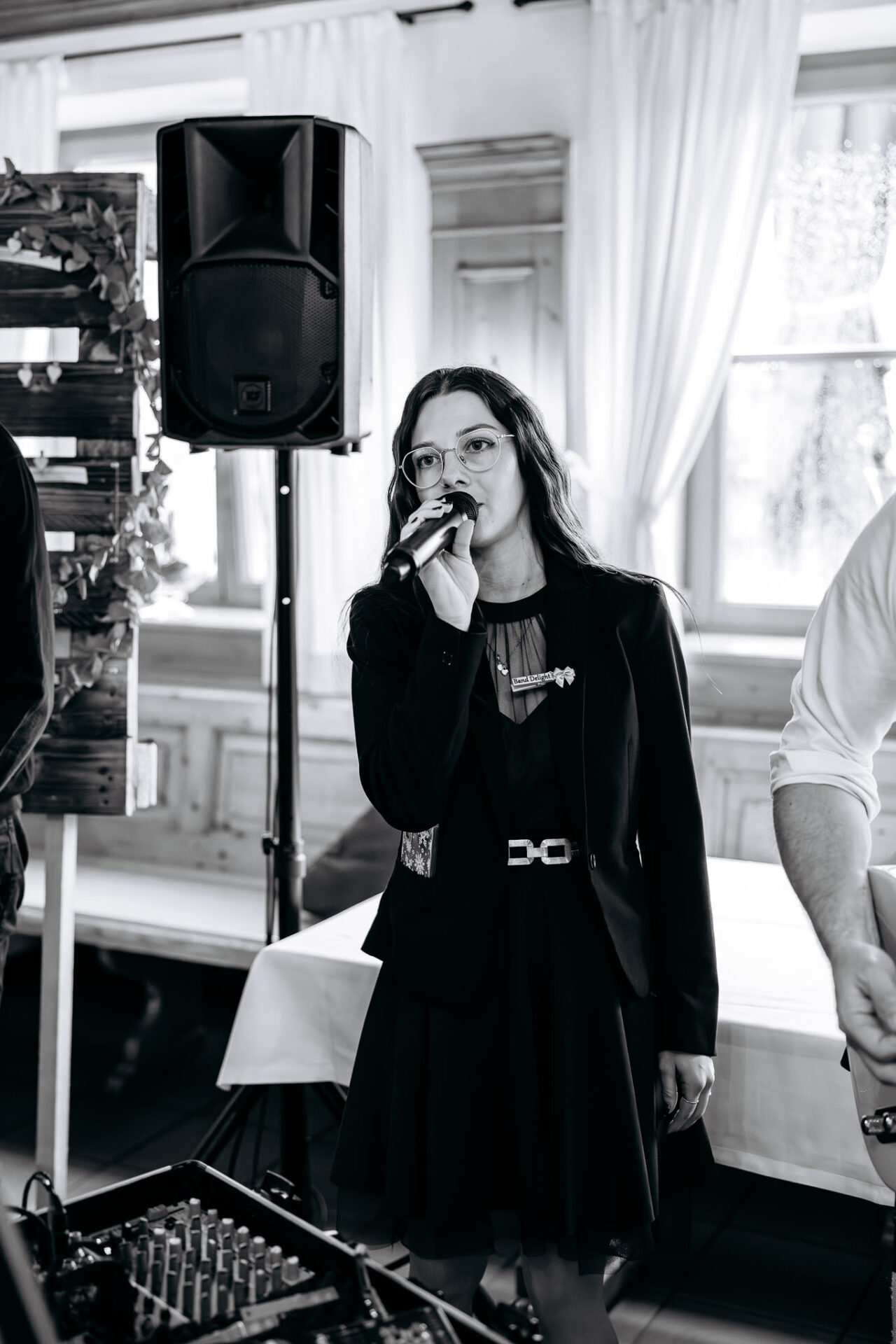 Die Sängerin der Hochzeitsband Delight beim Sektempfang