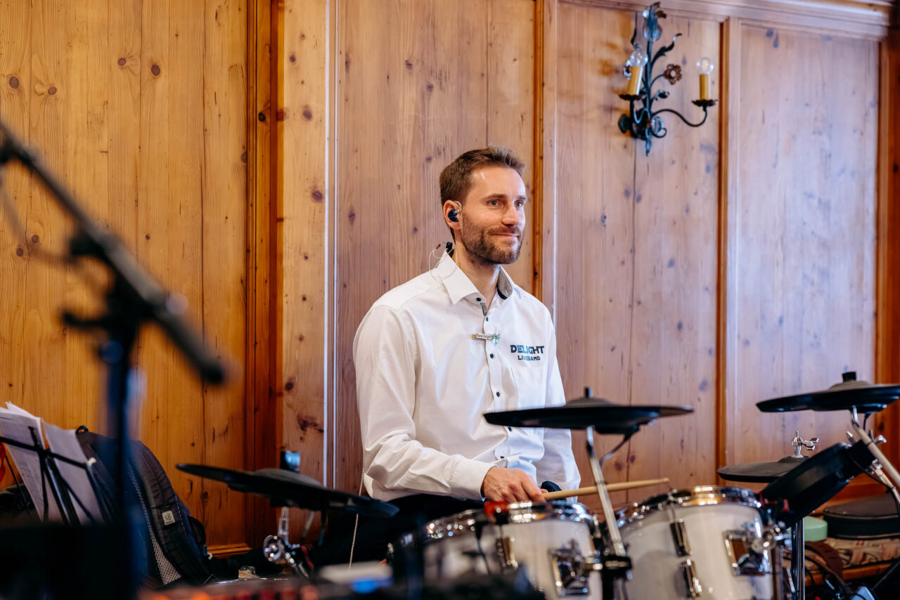 Der Schlagzeuger der Hochzeitsband Delight