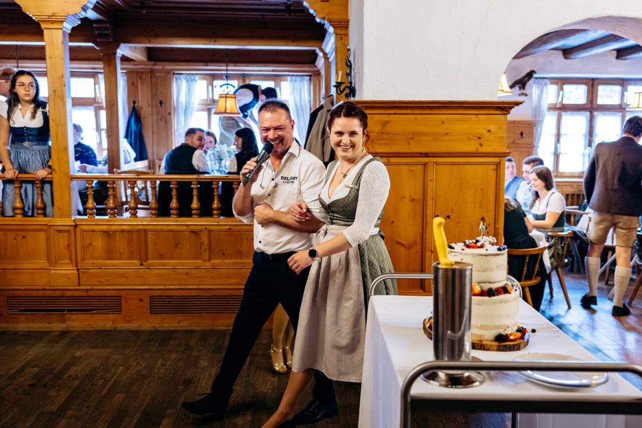 Moderation beim Hochzeitstorten anschneiden von der Hochzeitsband Delight