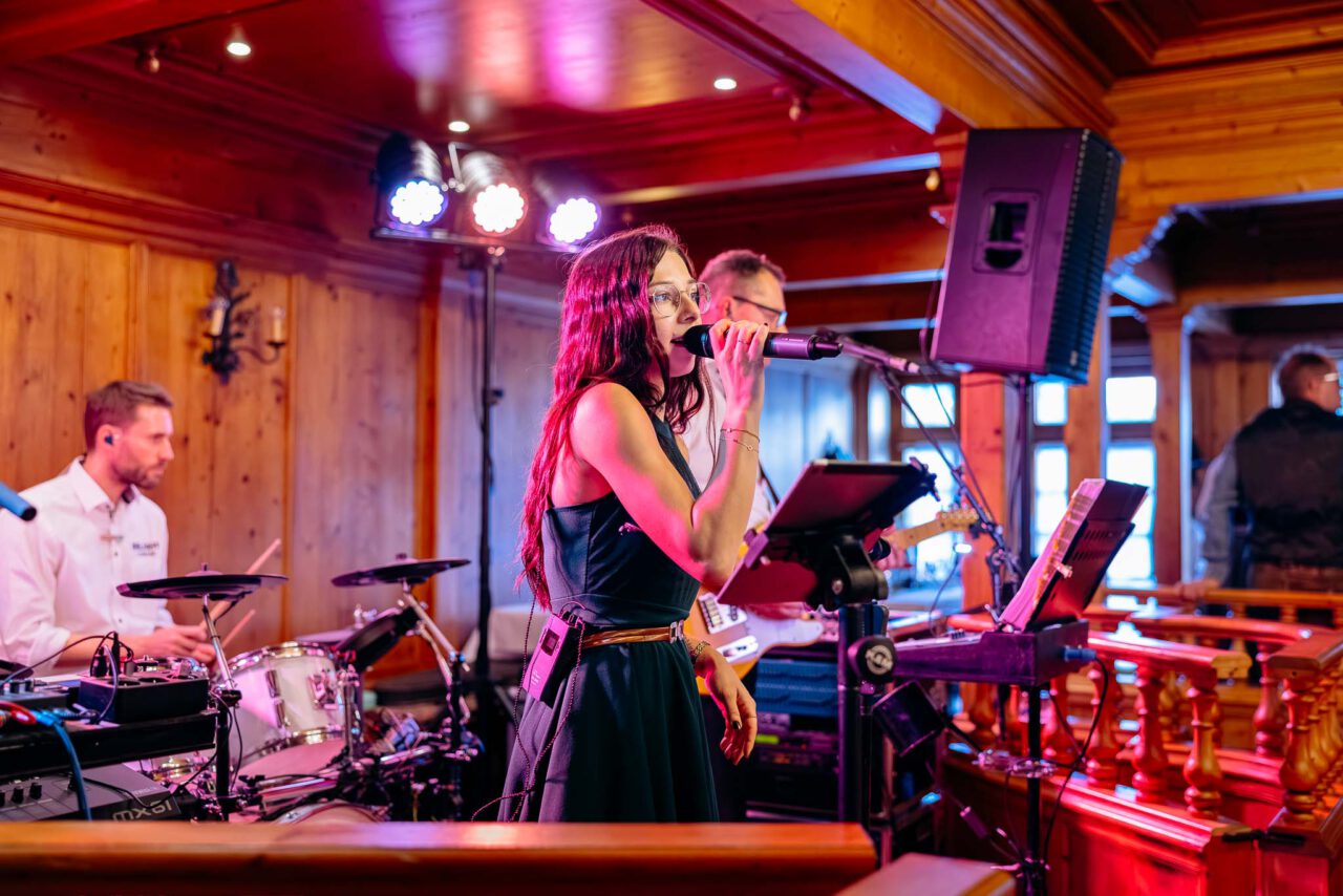 Die Sängerin im Aktion der Hochzeitsband Delight beim Fuchswirt in Allershausen