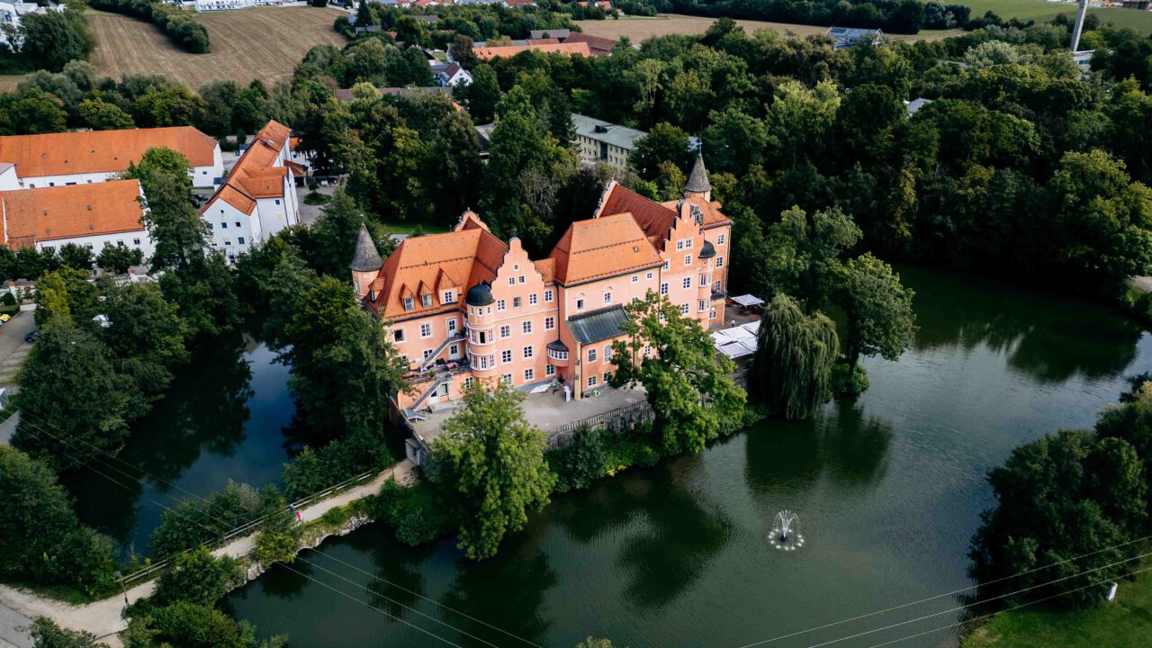 Drohnen Luftaufnahme vom Wasserschloss Taufkirchen Vils