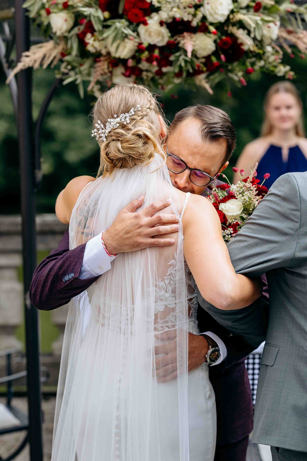 Bräutigam umarmt seine Braut im Wasserschloss Taufkirchen bei der standesamtlichen Trauung
