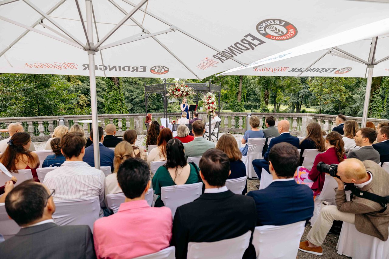 Standesamt Taufkirchen mit der Hochzeitsgesellschaft mit Vibes einer freien Trauung