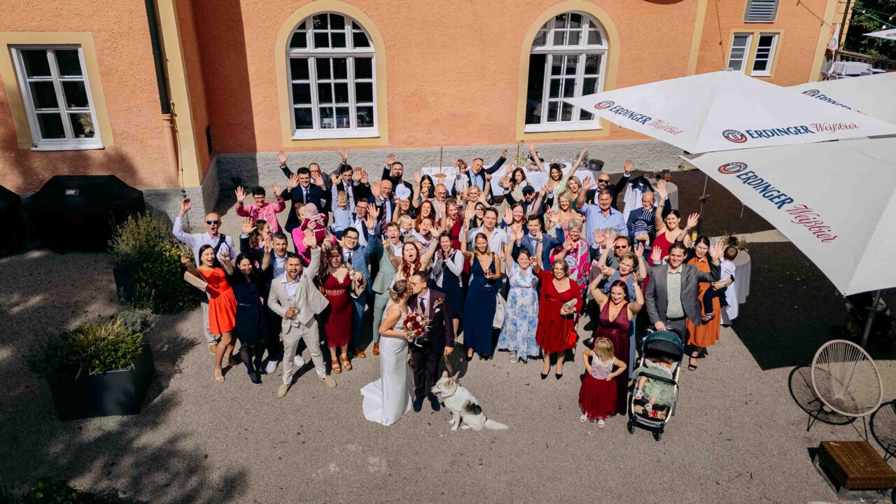 Gruppenfoto der Hochzeitsgesellschaft im Wasserschloss Taufkirchen