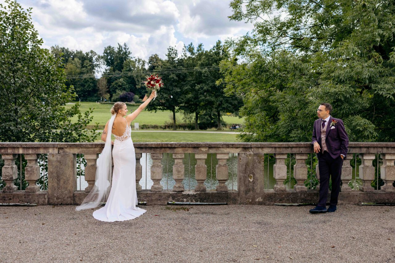 Brautpaar an am Burggeländer zum Wasser im Wasserschloss Taufkirchen beim Brautpaar Shooting