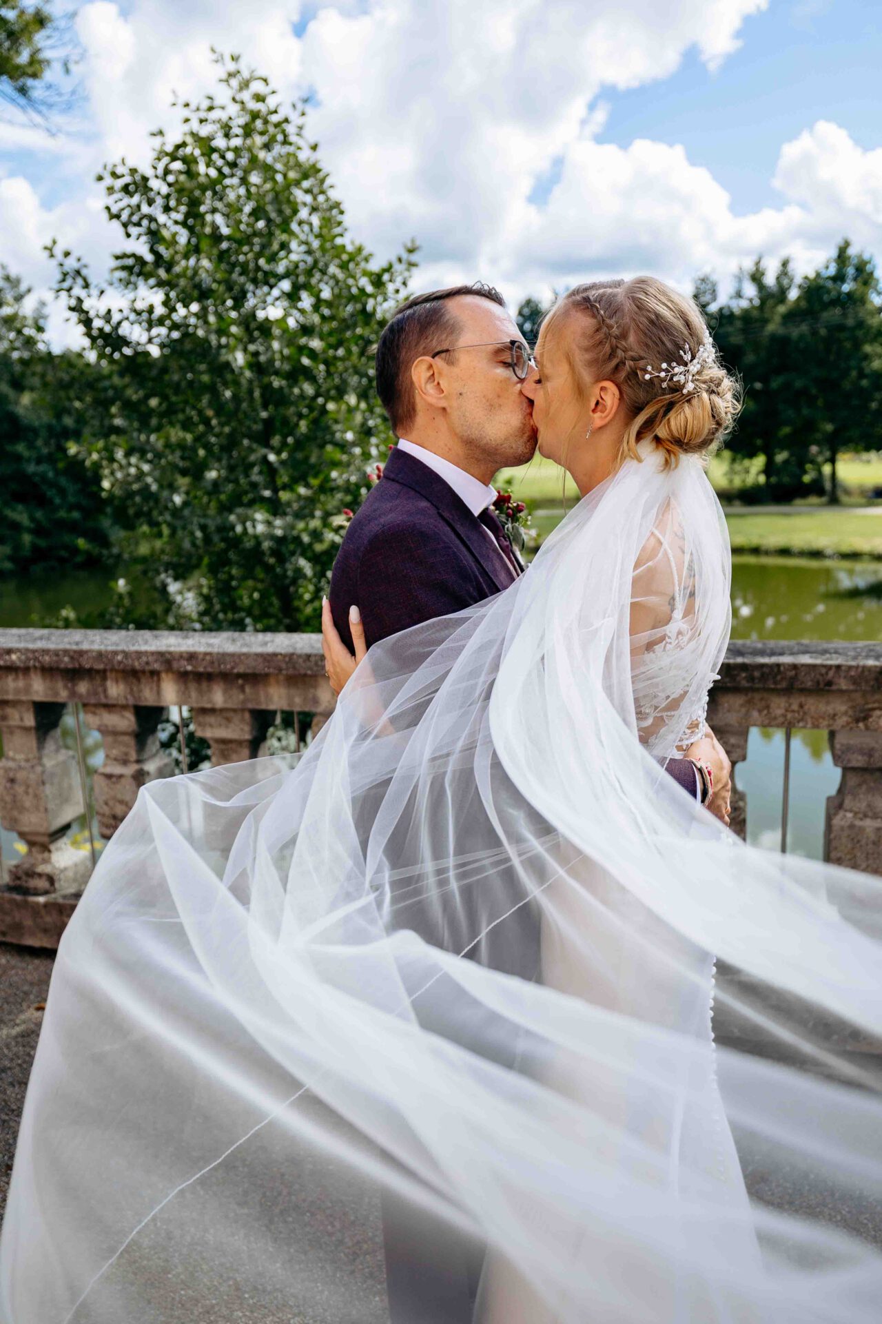 Brautpaar im Brautpaarshooting mit Schleier Hochzeitsfotografen Taufkirchen