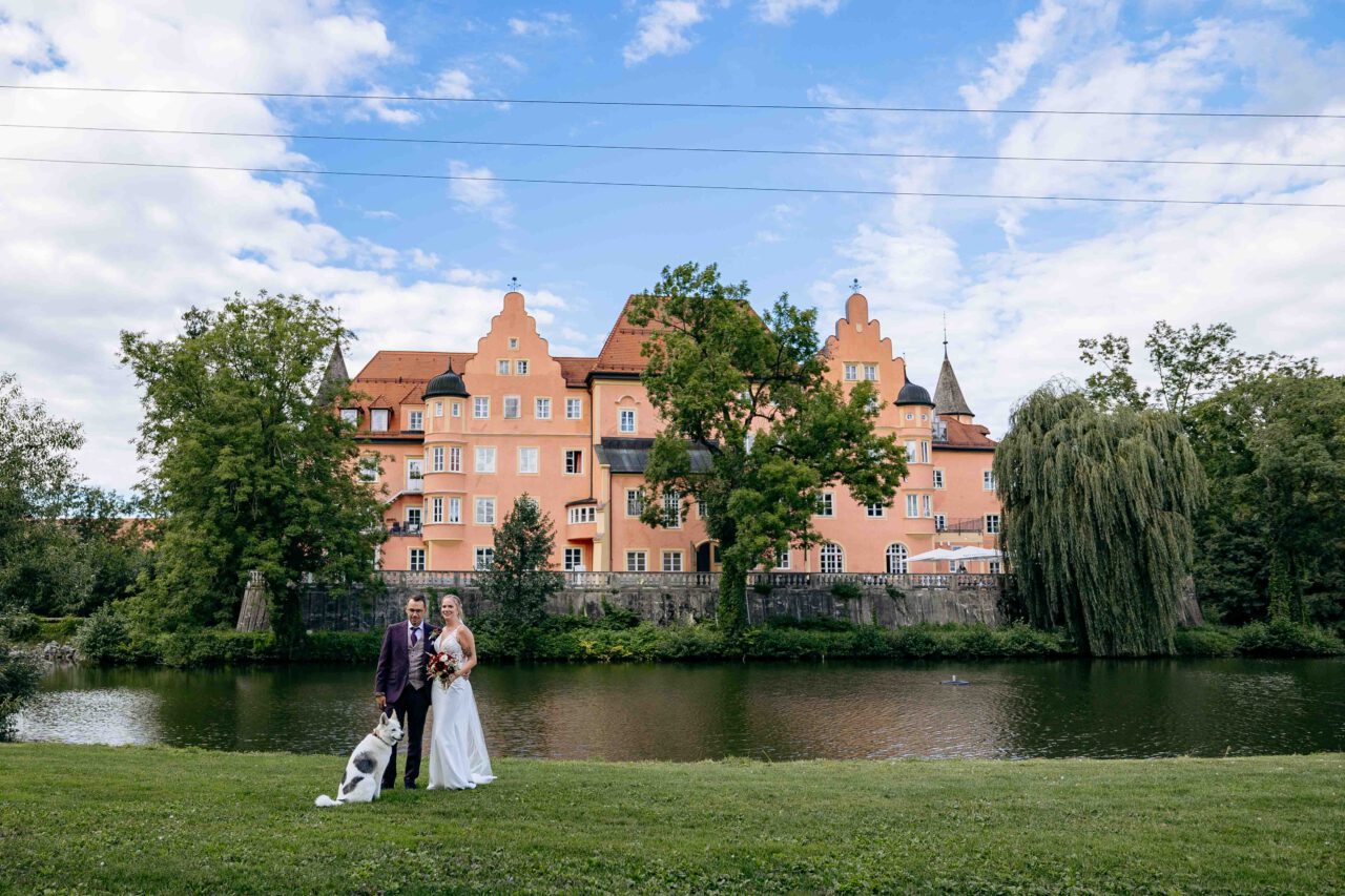 Brautpaar vor dem Wasserschloss Taufkirchen beim Brautpaarshooting mit den Hochzeitsfotografen Taufkirchen
