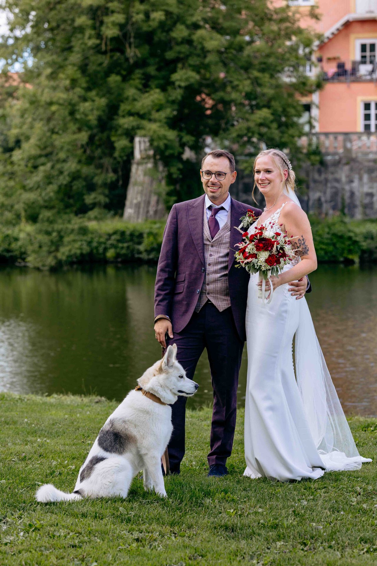 Brautpaar vor dem Wasserschloss Taufkirchen
