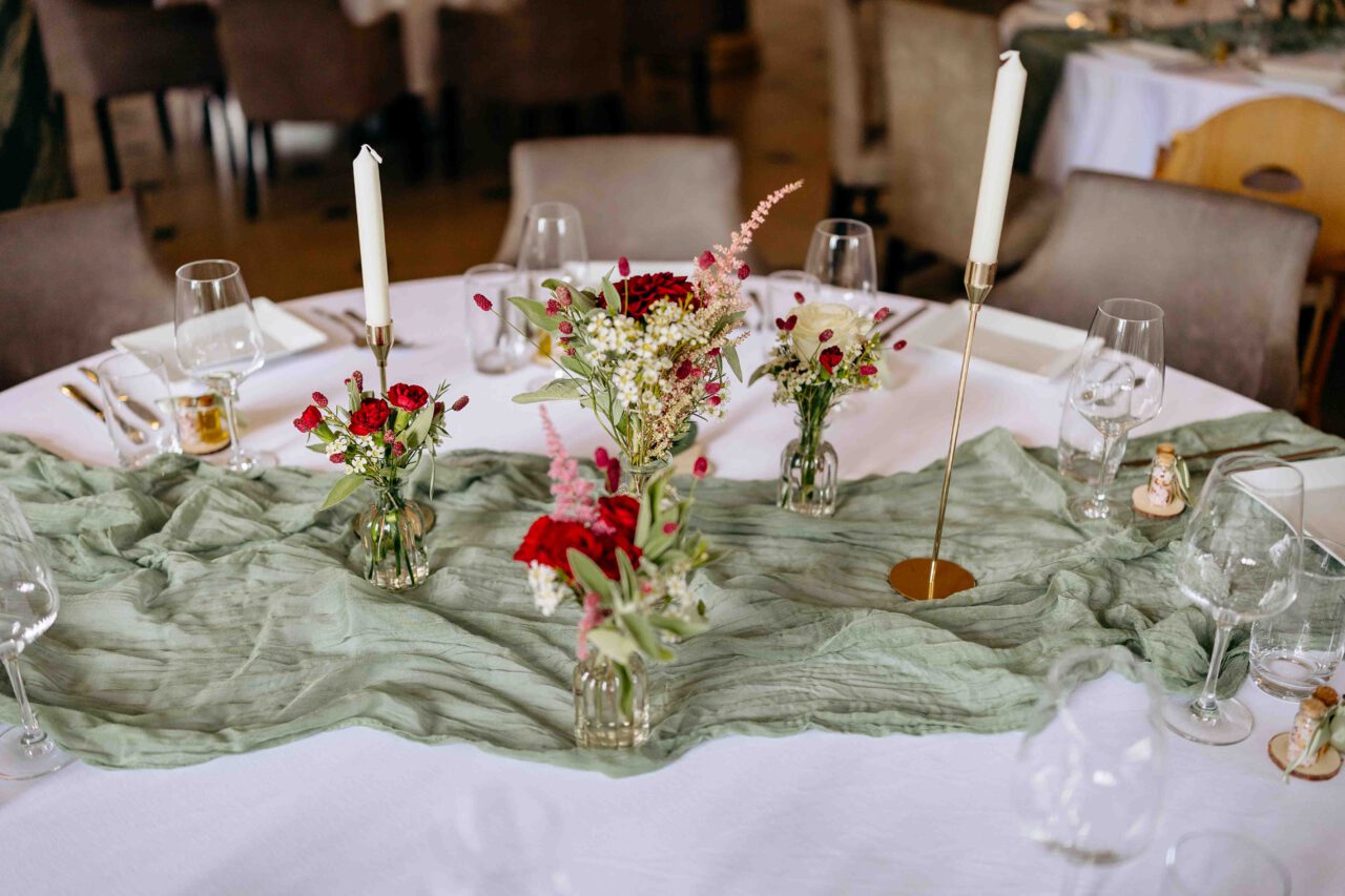 Tischdekoration im Wasserschloss Taufkirchen bei der standesamtlichen Trauung
