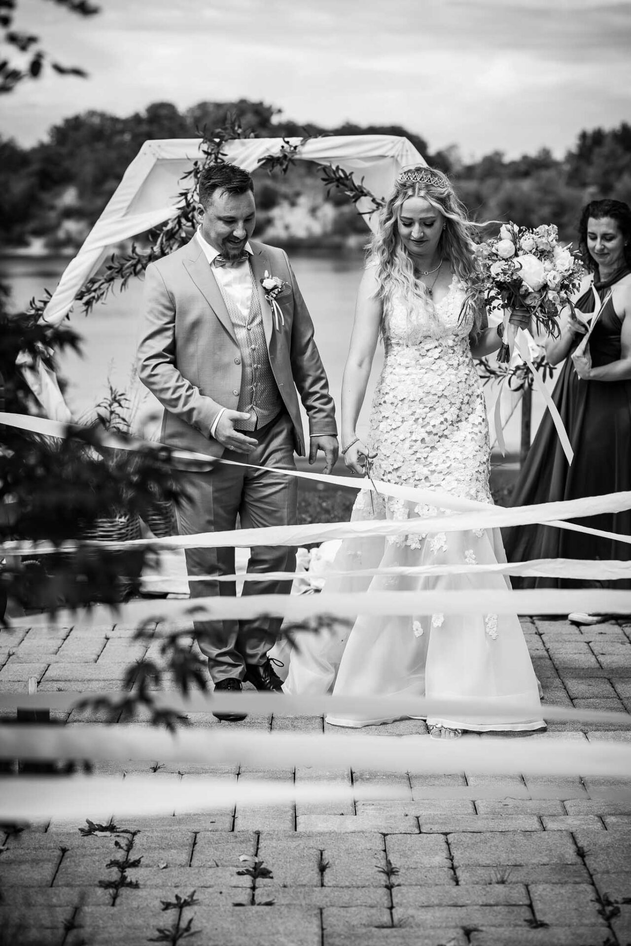 Auszug nach der freien Trauung am Pucher Meer