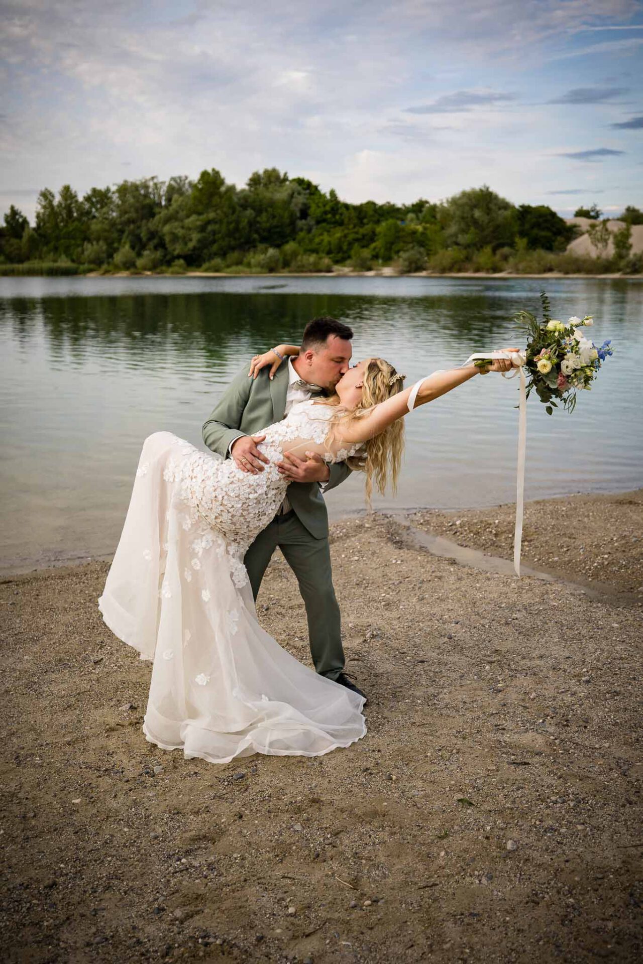 Brautkleid vom Hochzeitshaus BOOS am Pucher Meer in Fürstenfeldbruck im Dip Kiss