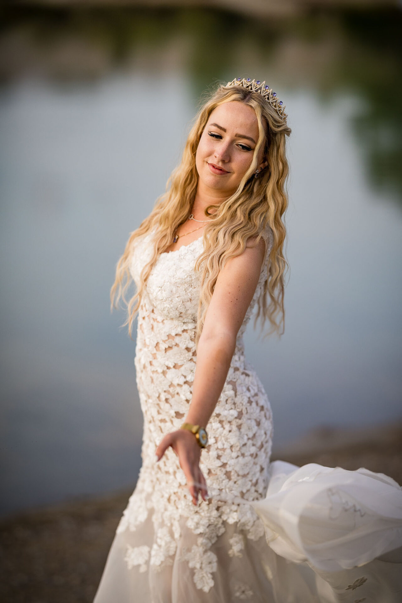 Braut Portrait am Pucher Meer im Hochzeitskleid von Boos