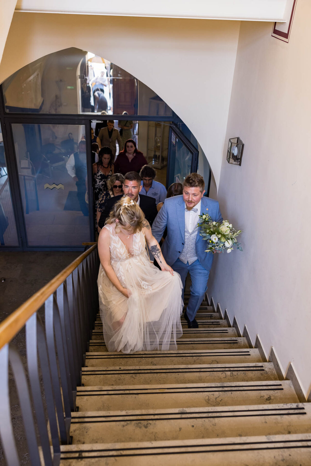 Auf dem Weg zum Festsaal zur standesamtlichen Trauung im Rathaus Pfaffenhofen