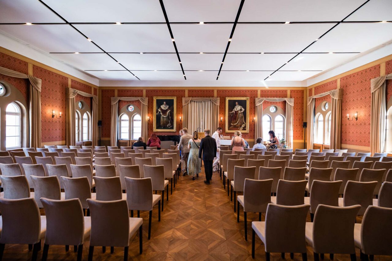 Die Gäste betreten den Festsaal im Standesamt Pfaffenhofen