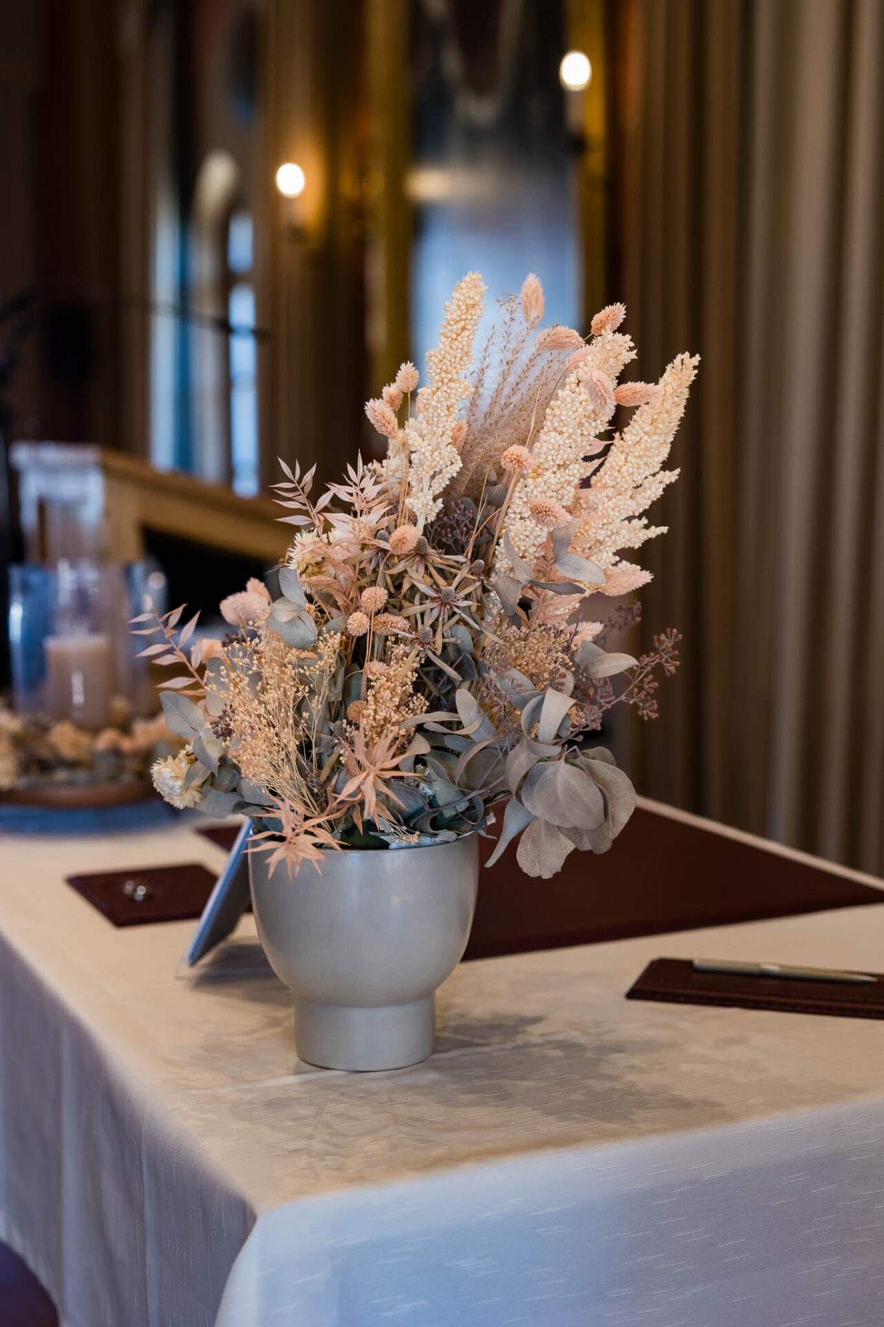 Blumendekoration im Festsaal im Rathaus Pfaffenhofen