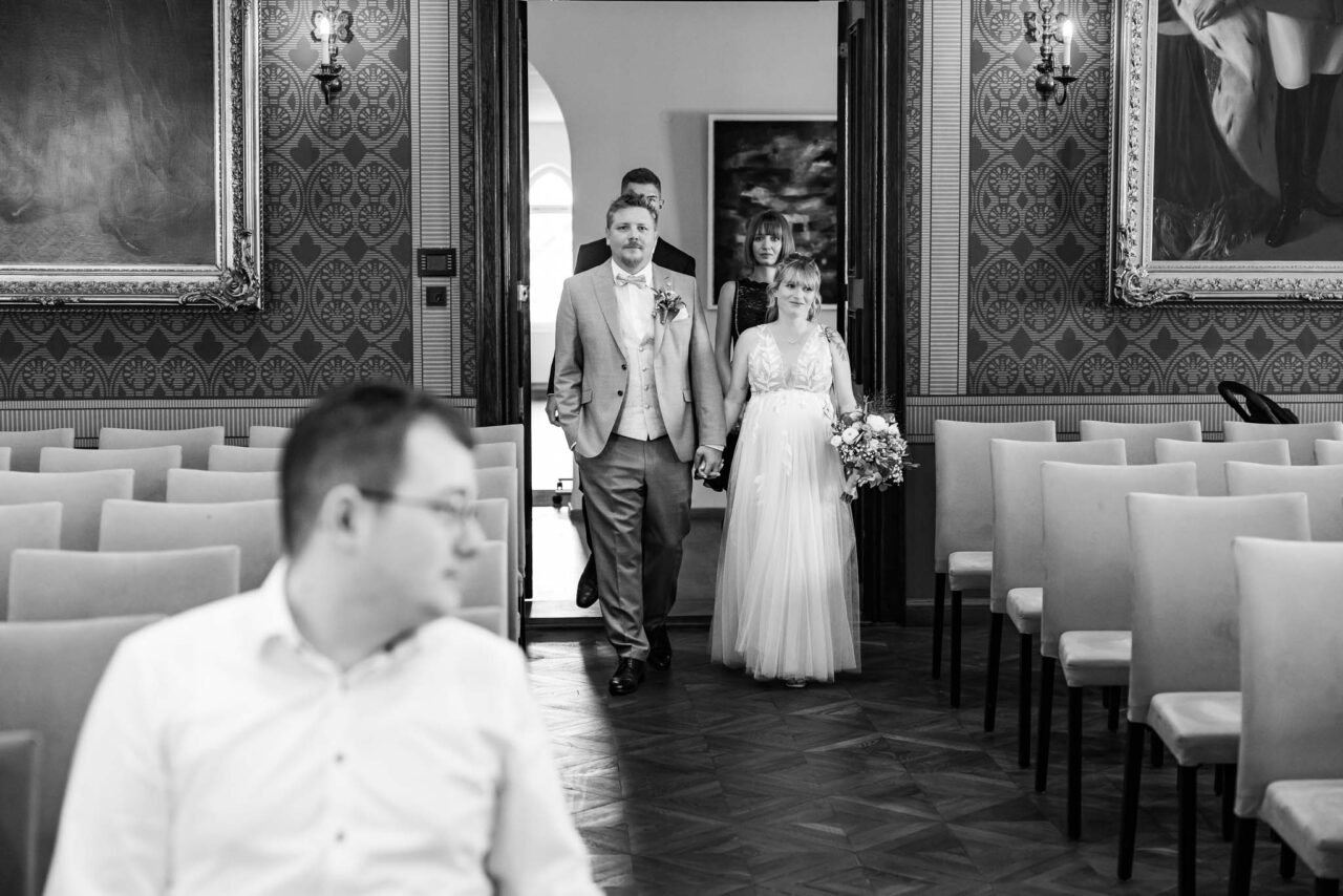 Brautpaar zieht in den Festsaal im Standesamt Pfaffenhofen zur standesamtlichen Trauung ein.