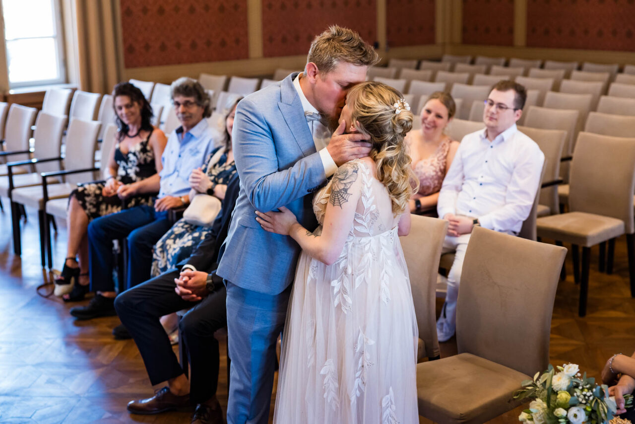 Erster Kuss nach der standesamtlichen Trauung in Pfaffenhofen