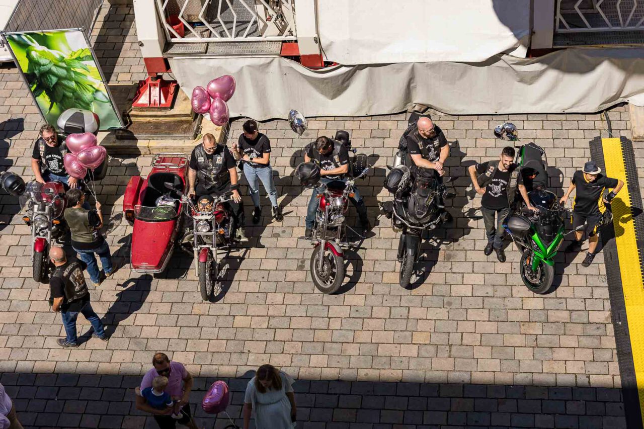 Motorradclub überrascht das Brautpaar nach der standesamtlichen Trauung in Pfaffenhofen.