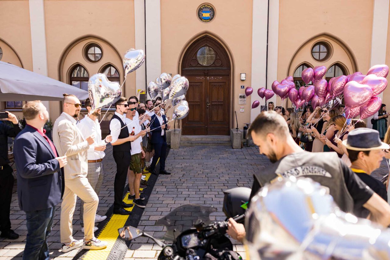 Die Hochzeitsgäste stehen Spalier am Standesamt Pfaffenhofen
