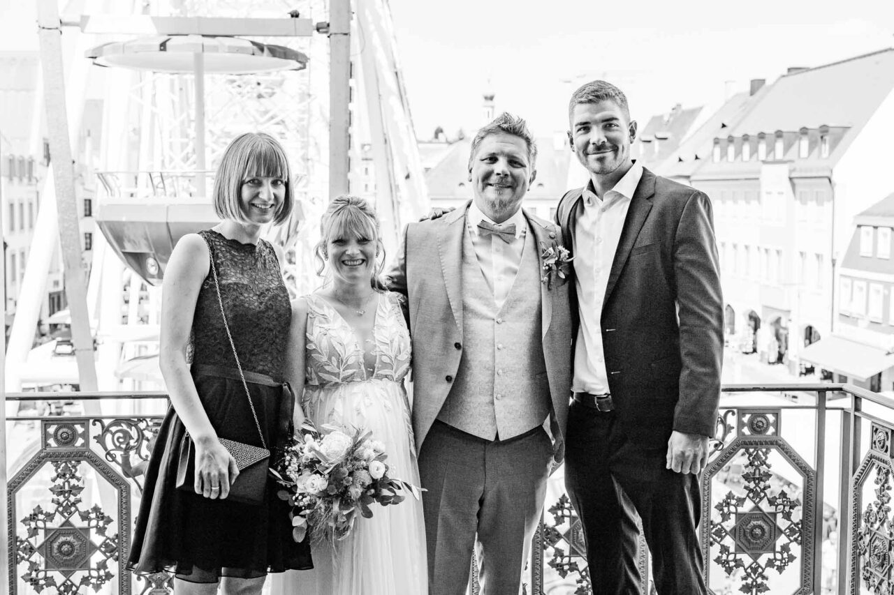 Brautpaar mit Trauzeugen auf dem Rathausbalkon Pfaffenhofen