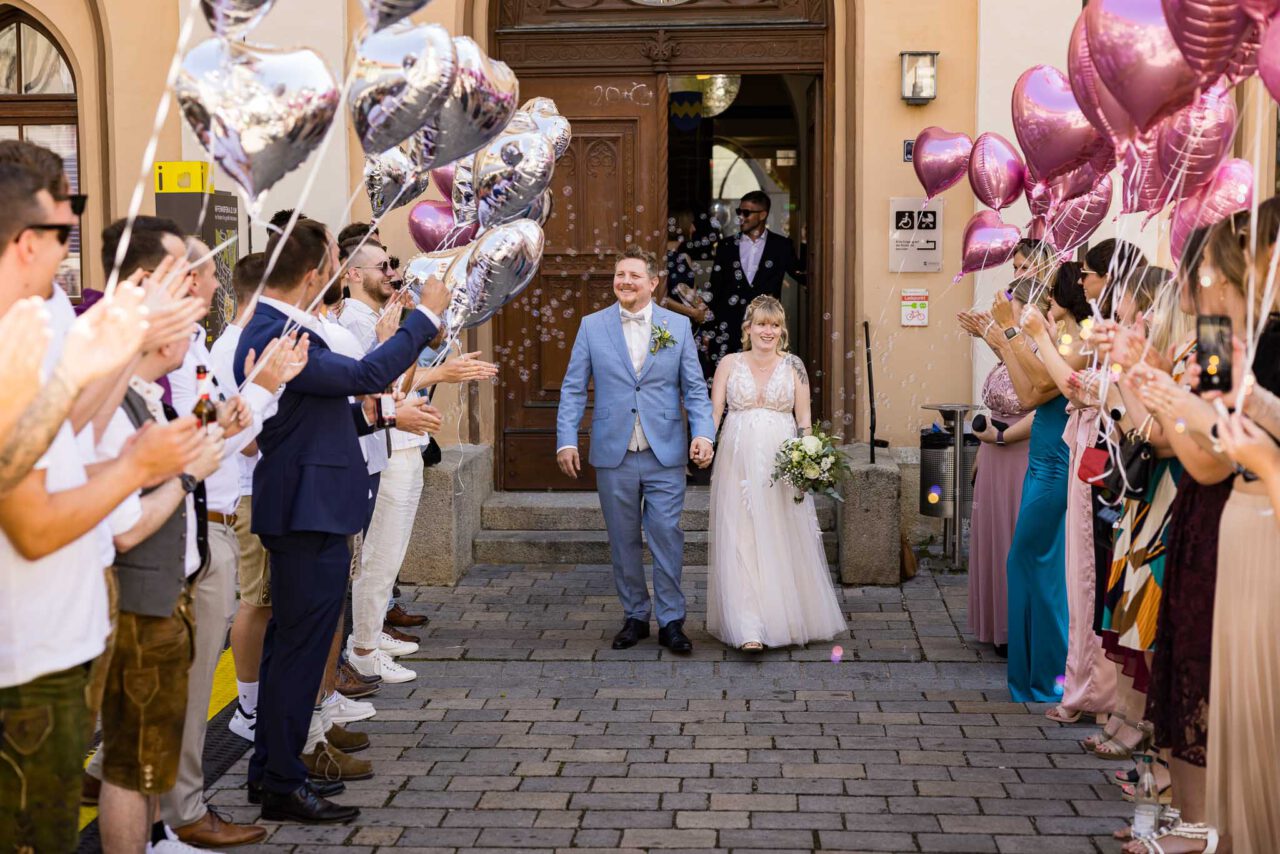 Auszug nach der standesamtlichen Trauung im Standesamt Pfaffenhofen durch den Spalier vor dem Rathaus