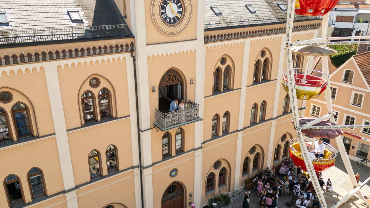 Rathausbalkon Standesamt Pfaffenhofen Drohnenaufnahme Hochzeit
