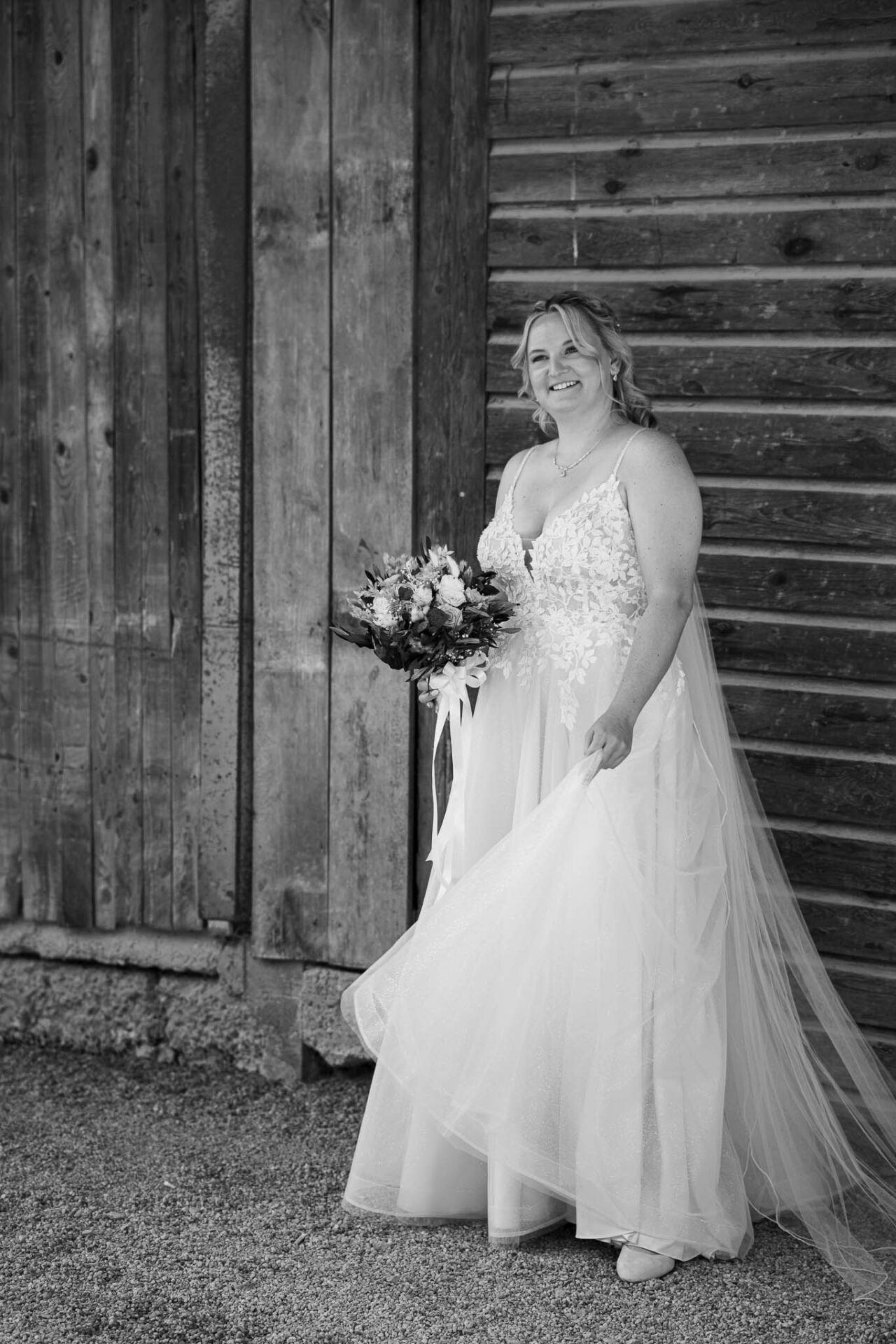 Braut im Brautkleid von Hochzeitsrausch Brautmoden in Geisenfeld