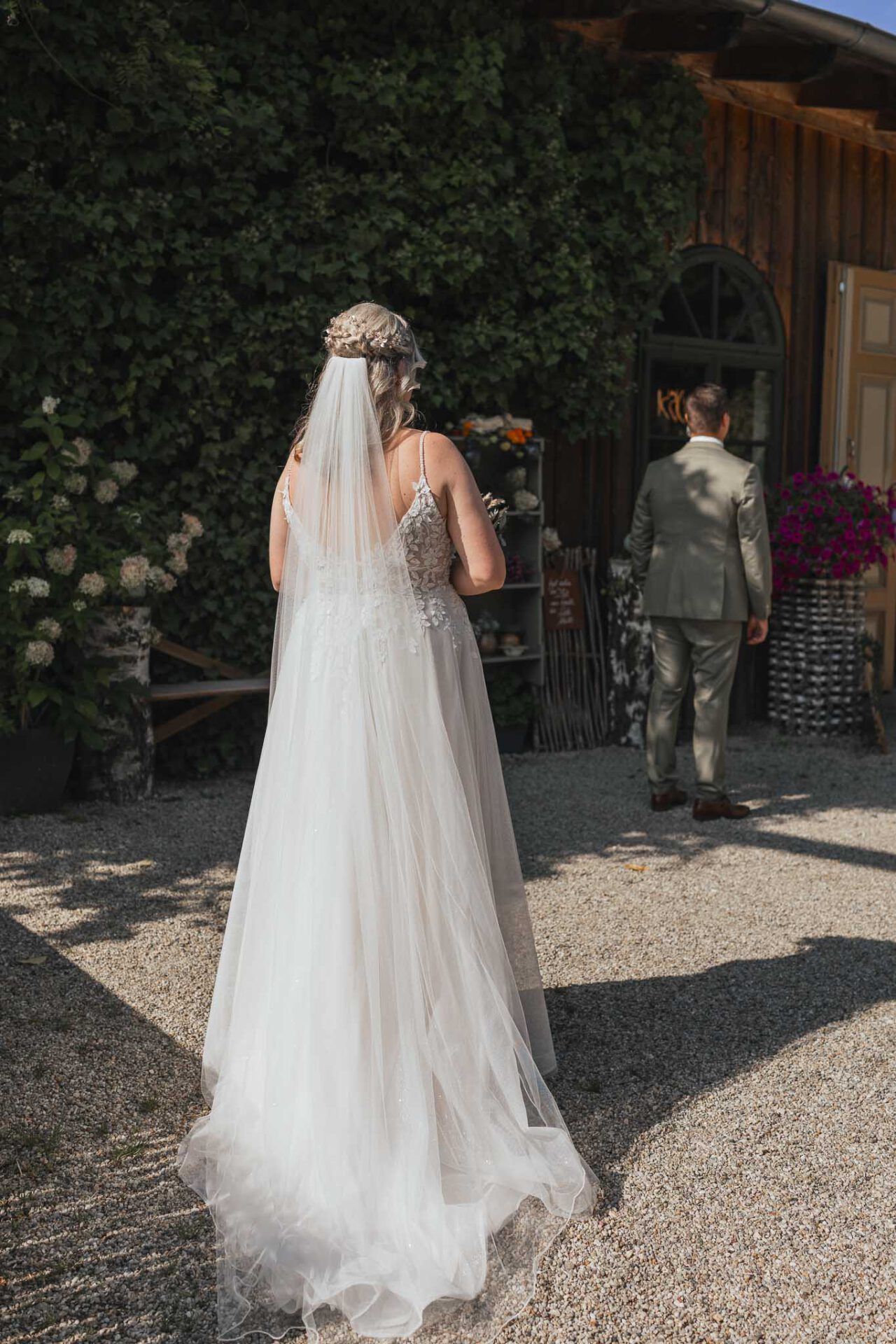 First Look im Rockermeier Unterpindhart mit Brautmode aus München