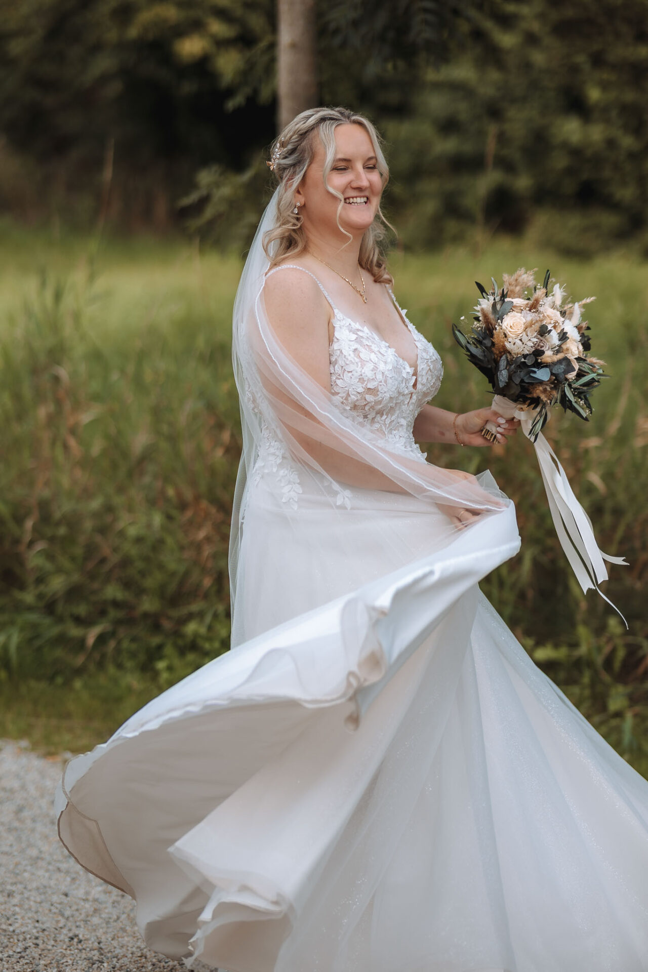 Braut dreht sich im Brautkleid von Hochzeitsrausch Brautmoden München