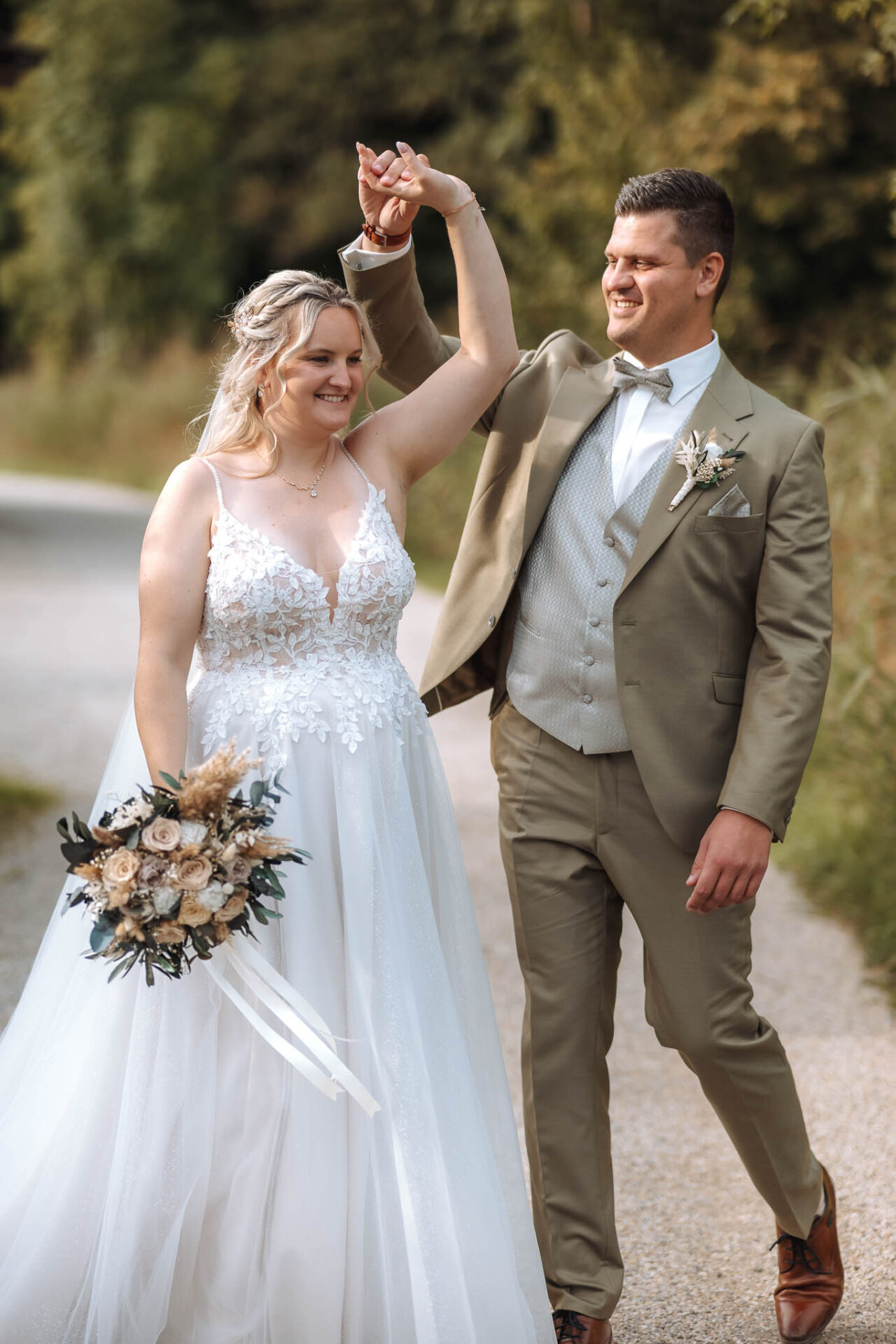 Brautpaar im Rockermeier Unterpindhart mit Brautmode von Hochzeitsrausch Brautmoden München