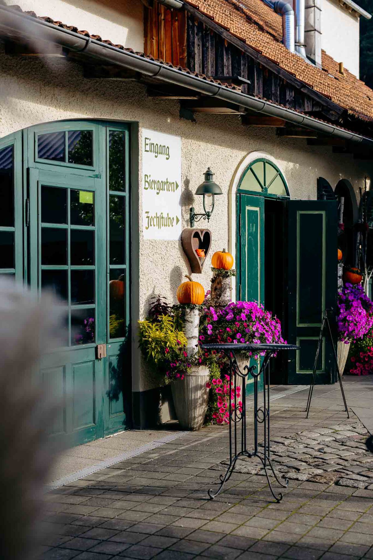 Blumendekoration im Außenbereich im Landgasthof Rockermeier