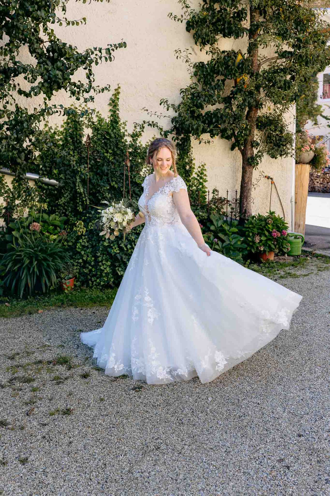 Julia dreht sich in ihrem Brautkleid und fühlt sich richtig wohl