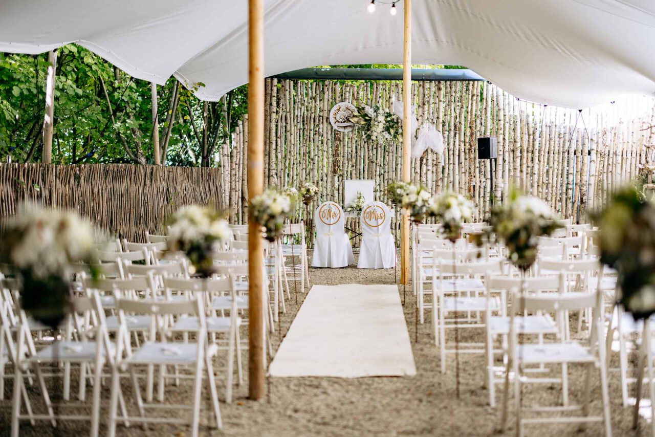 Bereich der überdachten freien Trauung beim Landgasthof Rockermeier