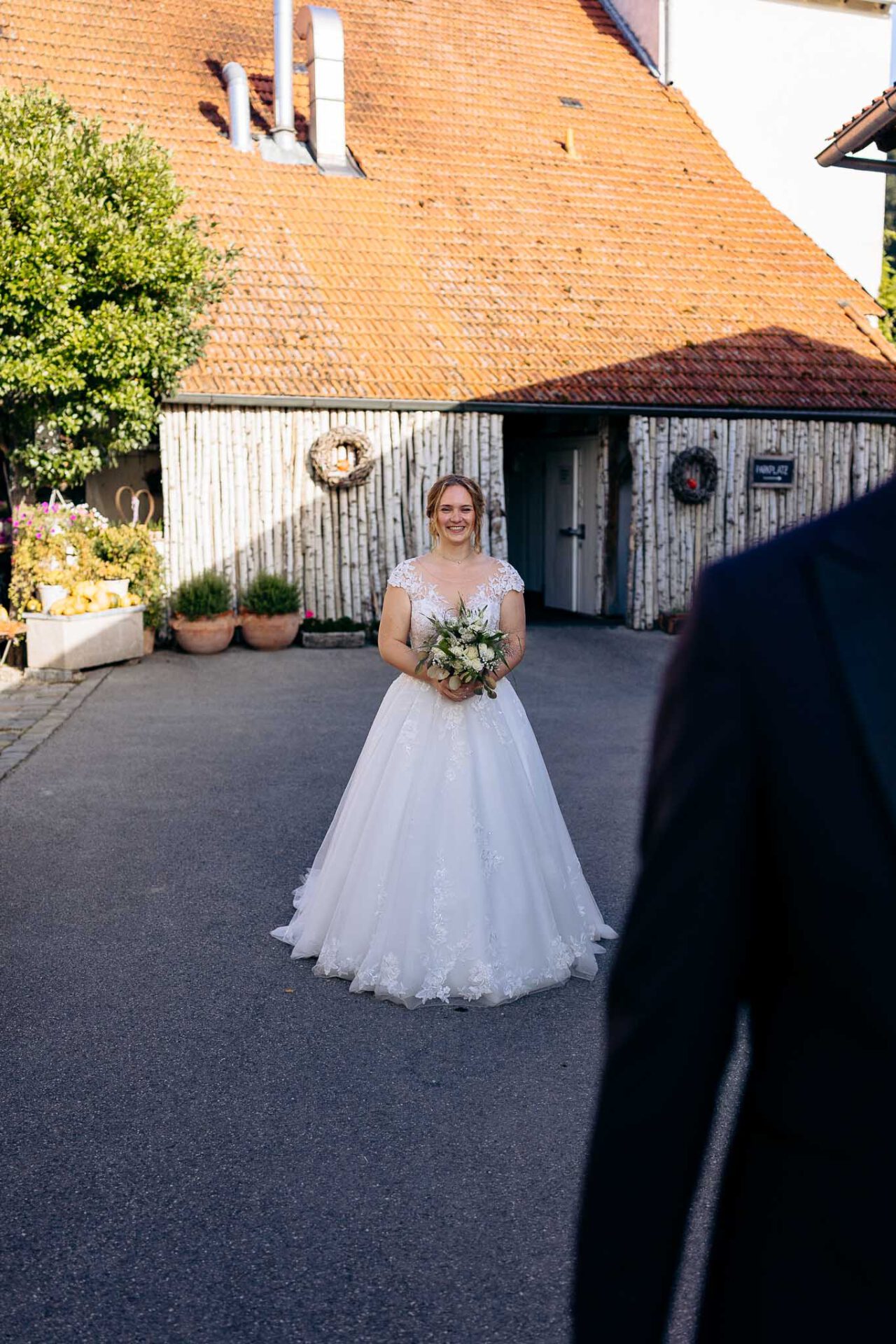 First Look beim Rockermeier in Unterpindhart mit Julia und ihrem Brautkleid vom Hochzeitshaus Boos