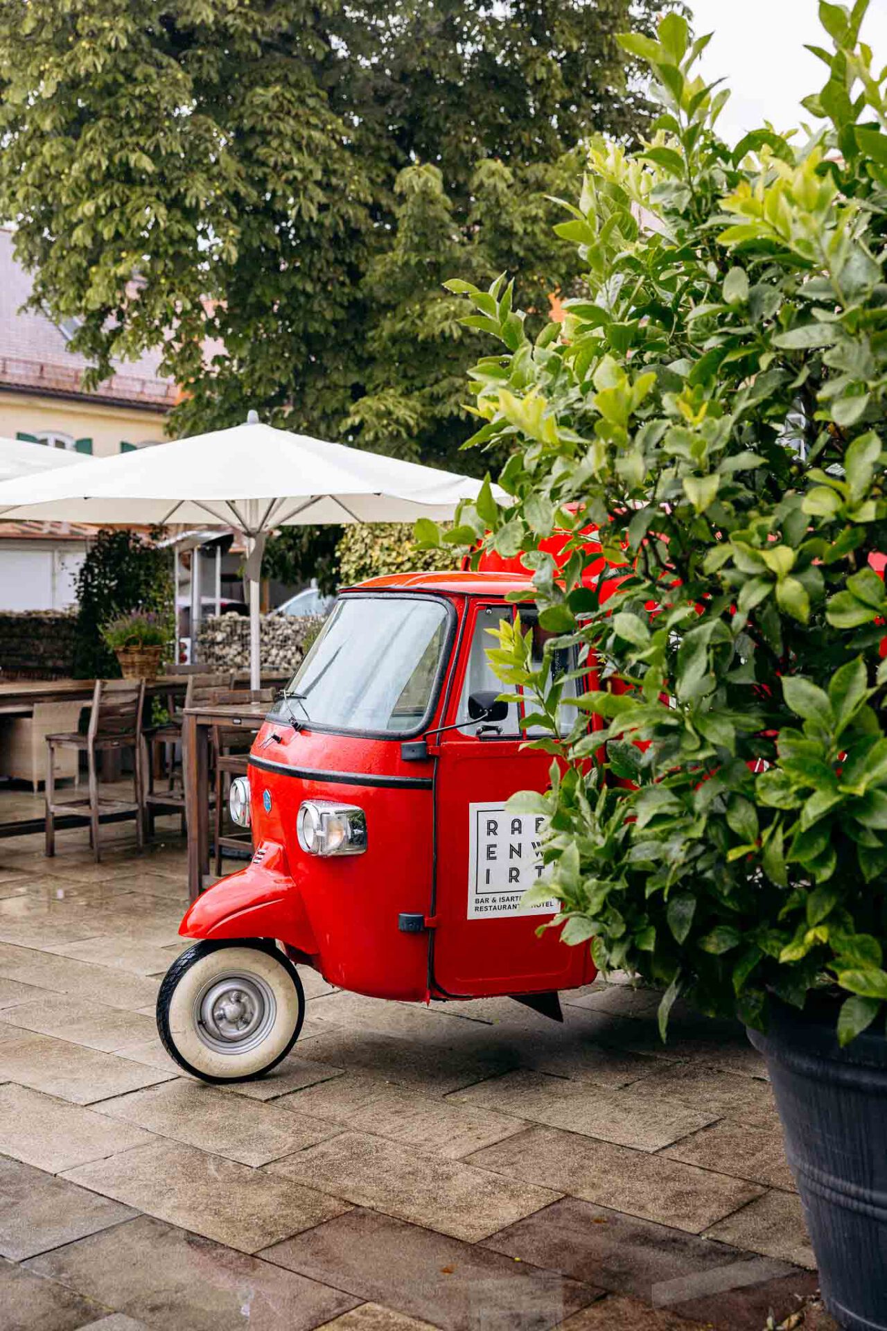 Rabenwirt Pullach rote Ape auf der Dachterasse
