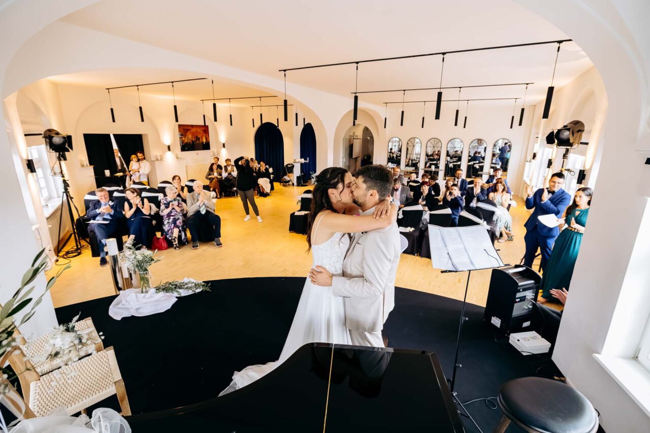 Freie Trauung im Blauen Saal Pullach erster Kuss
