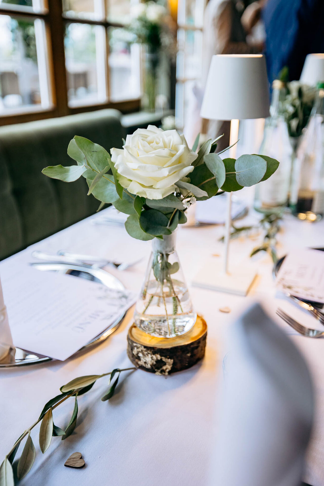 Detailaufnahmen von der Hochzeitsdekoration auf dem Tisch im Rabenwirt