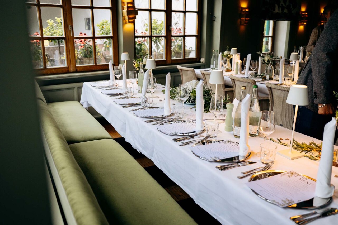 Brauttisch im Rabenwirt Pullach nach der freien Trauung im Blauen Saal