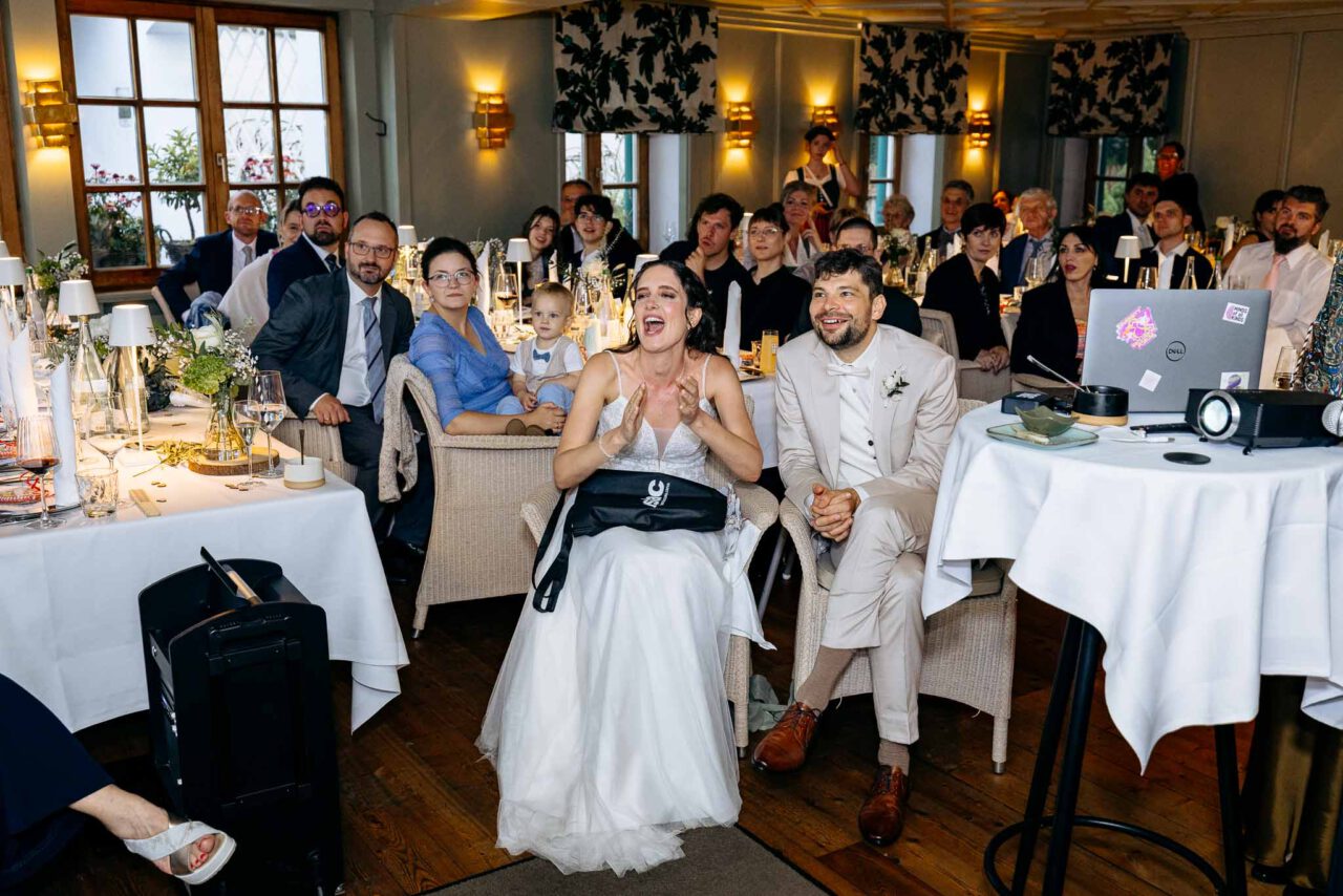 Brautpaar beim Hochzeitsspiel im Rabenwirt Pullach