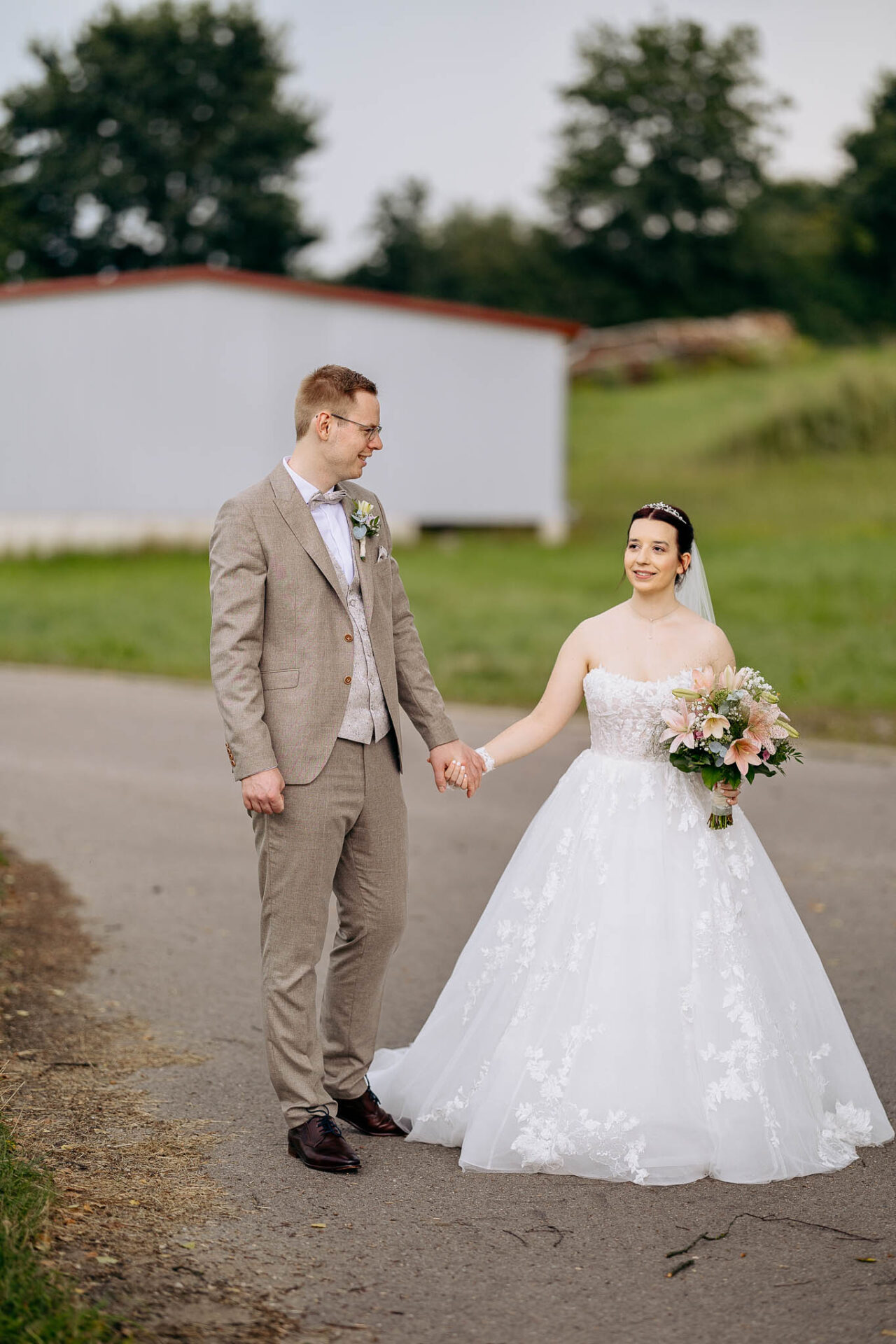 Maya beim Brautpaarshooting in ihrem wunderschönen Kleid vom Hochzeitshaus Boos