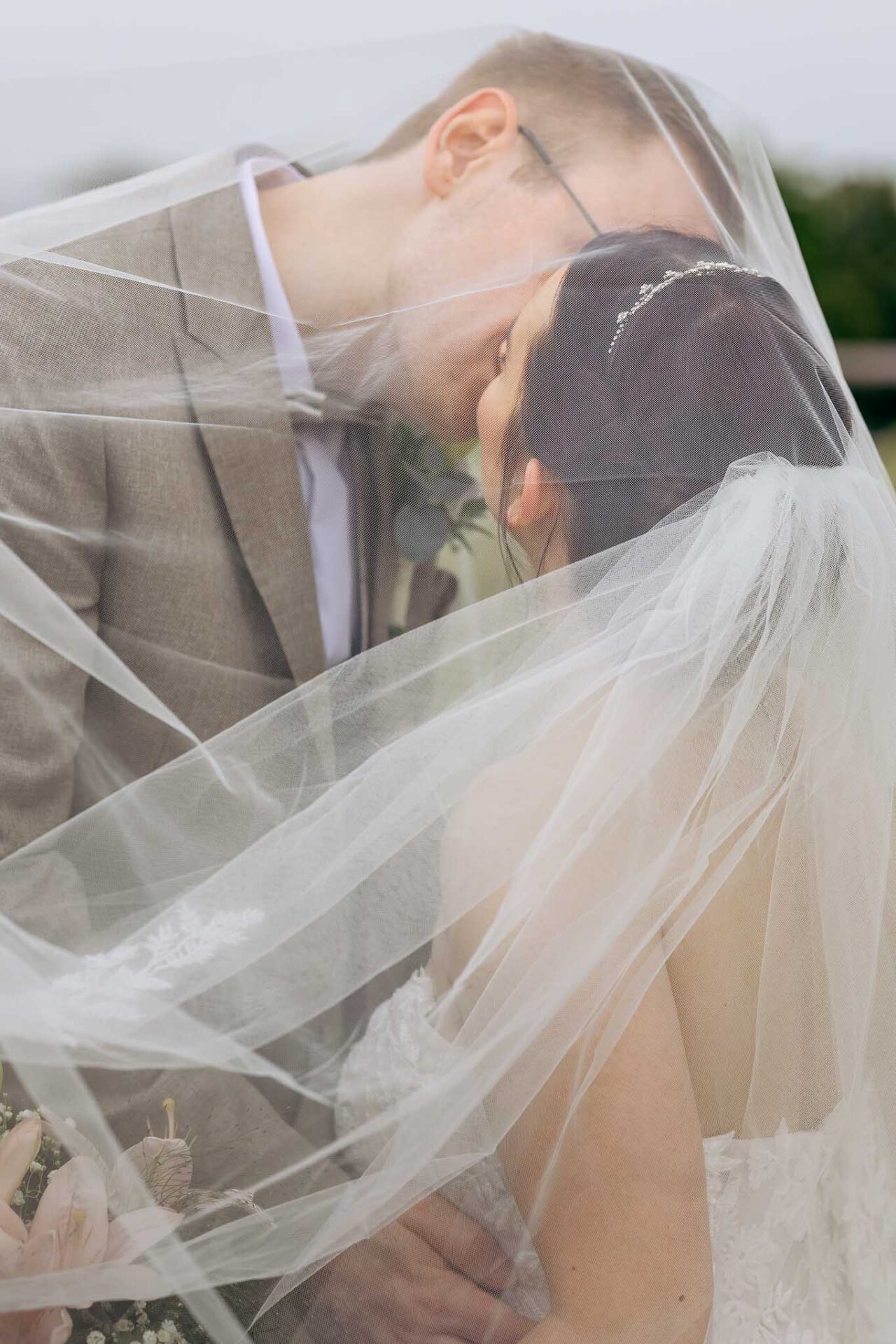 Brautpaarshooting Bilder unter dem Schleier mit unserem Brautpaar