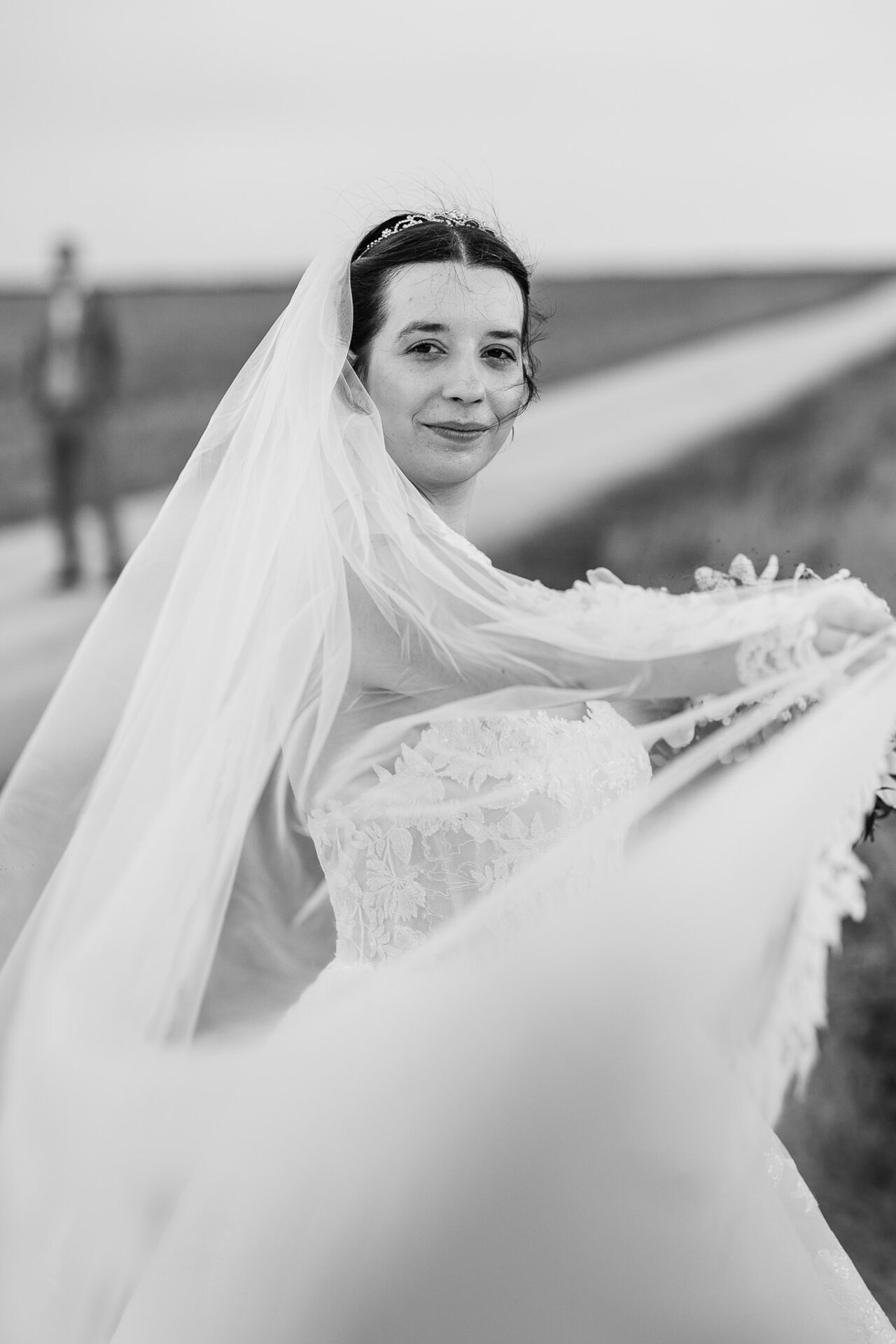 Maya im Portrait mit ihrem Kleid vom Hochzeitshaus Boos