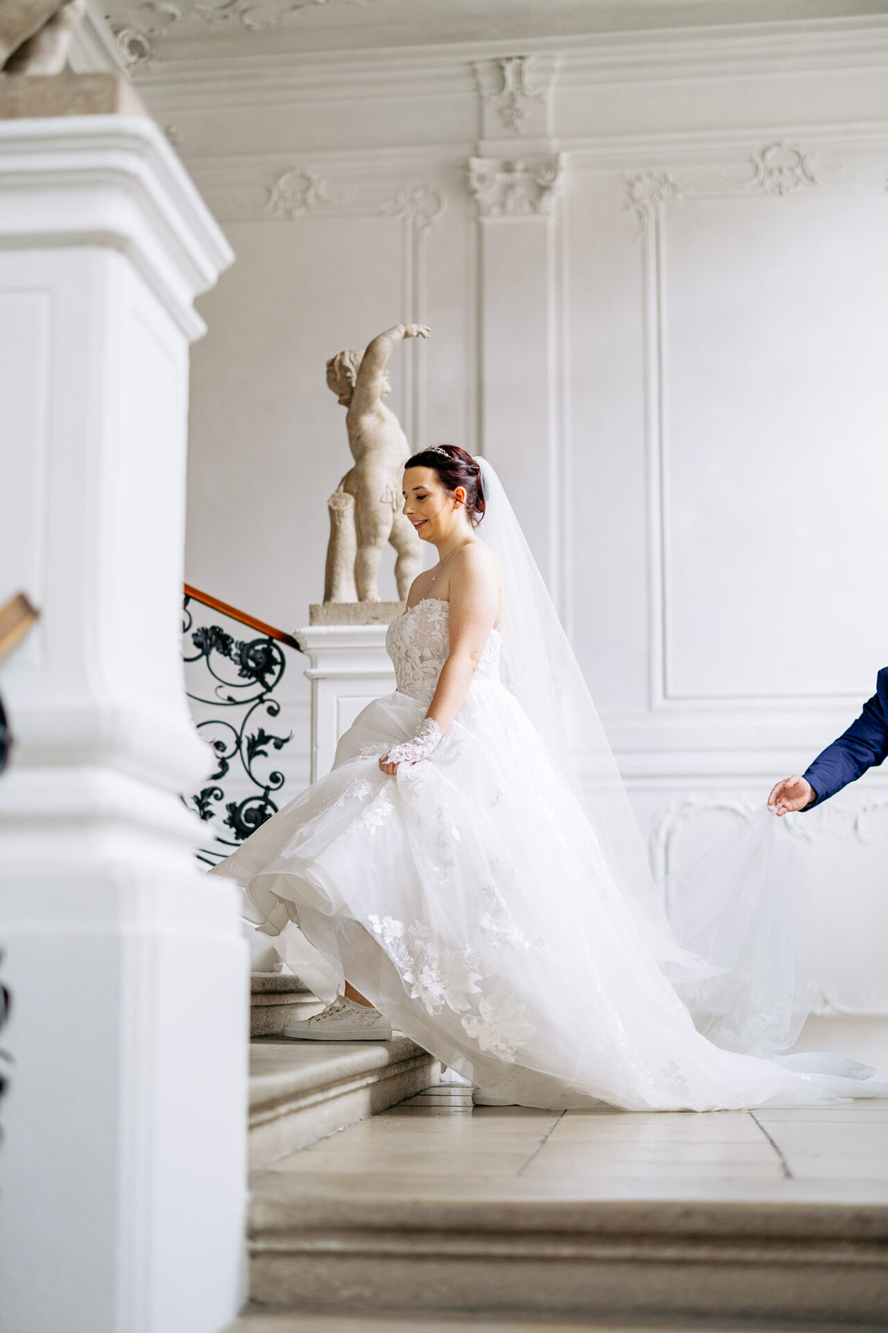 Braut auf dem weg zur standesamtlichen Trauung auf der großen Treppe in Eichstätt