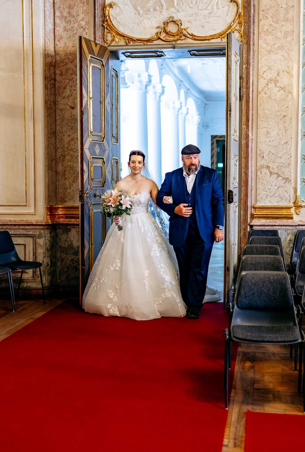 Braut zieht mit Braut Papa ins Standesamt Eichstätt ein