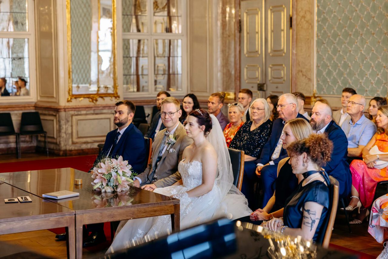 Brautpaar mit Hochzeitsgäste im Standesamt Eichstätt
